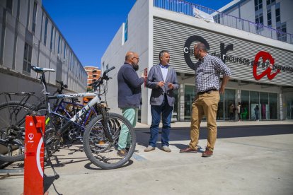 Albarrán, Ricomà i Puig, ahir, a l'aparcament de bicicletes del Campus Catalunya de la URV.