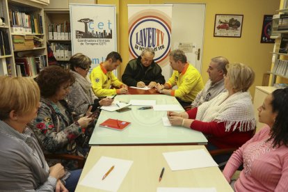 Juárez i Gómez, al fondo de la imagen, con otros representantes del SEM y de la CET.