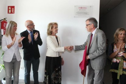 Momento en que se destapó la placa conmemorativa con la consellera Mariàngela Vilallonga dando la mano al presidente de El Centre, Llorenç Rafecas. Al lado el presidente saliente de El  Centre, Josep Maria Vinyes, y la presidenta de la Diputació, Noemí Llauradó.