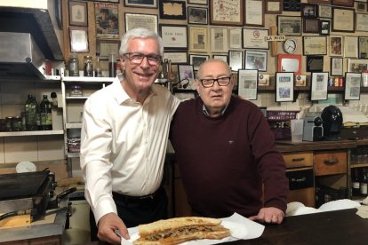 Josep Fèlix Ballesteros, ayer, en Can Boada, con su dueño.