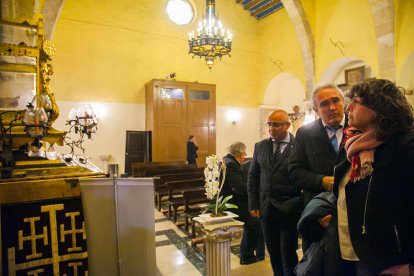 La consellera, durant la seva visita a l'església gòtica de Sant Llorenç, seu del Gremi de Pagesos