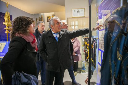 Font comenta a Jordà aspectos del misterio del Sant Sepulcre, obra de Josep Maria Jujol.