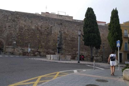 Imagen de los lazos amarillos colgados en la Muralla.