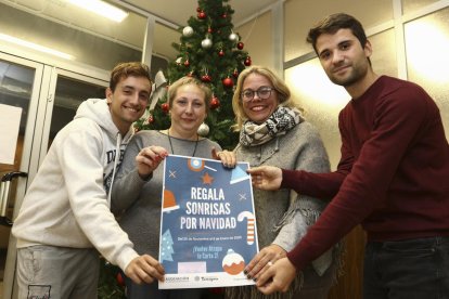 Jordi Martínez, Loli Gutiérrez, la madrina Nati Morales y Toni García, ayer en la sede de la entidad.