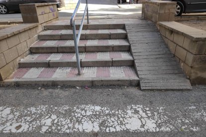 Una de las barreras arquitectónicas del barrio de Sant Pere i Sant Pau, unas escaleras con una rampa muy estrecha y en mal estado.