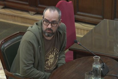 Plano medio del diseñador gráfico Enric Vidal declarando como testigo en el Tribunal Supremo.