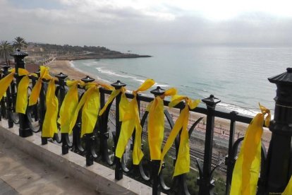 Imagen de los lazos colgados en el Balcó.