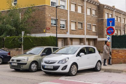 Vehículos parados en los accesos de algunas de las viviendas de Mas Vilanova.