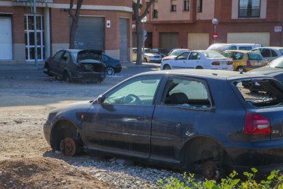 El solar de la calle Veintiséis del barrio de Bonavista, con dos vehículos abandonados.