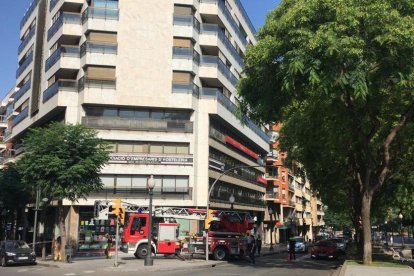 Un vehículo de Bomberos se ha trasladado al lugar para hacer el saneamiento de la fachada.