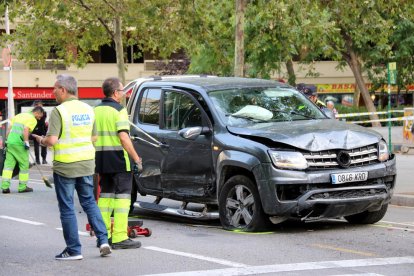 Plano general de uno de los coches accidentados en la calle cuenta Urgell en el cruce con Aragón.