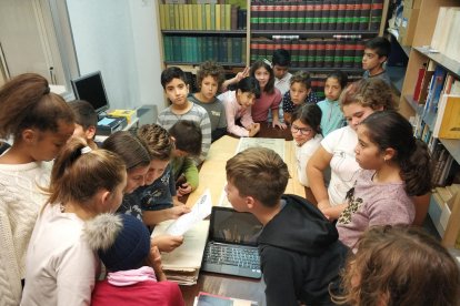 Imagen de los alumnos durante su visita al Archivo Municipal