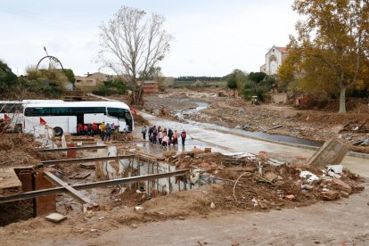 Plan|Plano general del río Francolí a su paso por l'Espluga de Francolí, de los destrozos en el cauce y, en el fondo, un grupo de escolares de Barcelona bajando de un autobús, de visita al pueblo. Imagen del 14 de noviembre del 2019