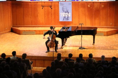 El violoncelista Victor-Julien Lafarrière en el concierto inaugural del 39º Festival Internacional de Música Pau Casals del Vendrell.