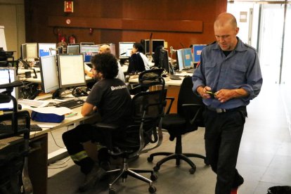 Josep Pallàs en su lugar de trabajo en el centro de coordinación de los GRAF en Bellaterra.