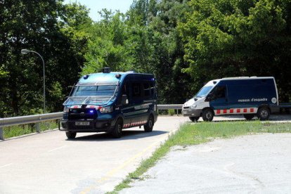 Les furgonetes sortint dels Jutjats de Manresa amb els quatre detinguts per la violació.