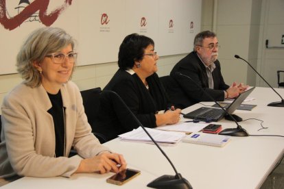 Imagen de la rueda de prensa posterior al claustro de la URV, con la rectora María José Figueras en el centro de la imagen