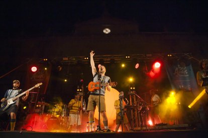 Un instant del concert d'Oques Grasses a la plaça de la Font.