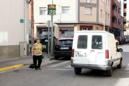 Imagen de archivo de un peatón cruzando un paso de cebra