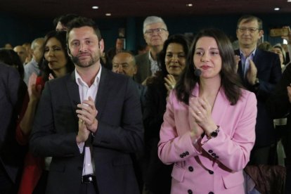 La líder de Cs en Cataluña, Inés Arrimadas, aplaudiendo antes de empezar el acto central de campaña en Tarragona al lado del alcaldable, Rubén Viñuales.