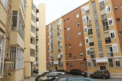 Aspecto que ofrece la torre del ascensor, construida en la acera, y los accesos al inmueble.