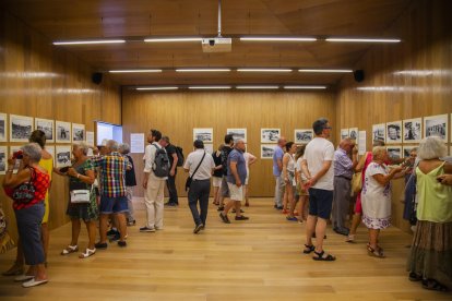 Inauguración de la exposición, el pasado jueves por la noche, al Centre Cívico de la Pineda.