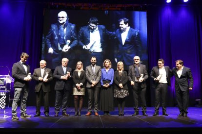 Els cinc cuiners van pujar a l'escenari, acompanyats del xef del Deliranto, a la dreta de la imatge.