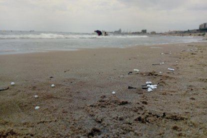 Imagen de las esferas de plástico aparecidas en la playa del Miracle de Tarragona.