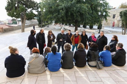 Una decimoquinta se reunió ayer en las puertas de la Diputación.