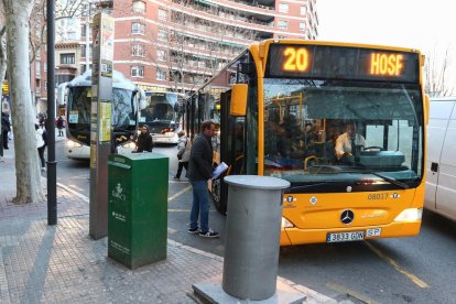 Imagen de un vehículo de Reus Transport parado a las Oques.