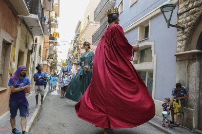 El pasacalle de gegantsi bestias ha recorrido las principales calles del Serrallo.