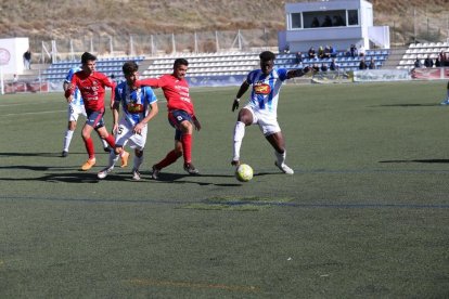 La Unió Esportiva Olot ha estat el primer equip en guanyar l'Ejea a casa seva.