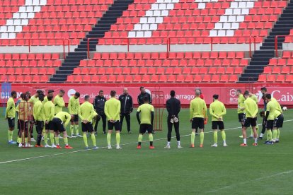 Xavi Bartolo dirigirá hoy la primera sesión como entrenador grana con cinco de los seis fichajes que se ha presentado hasta el momento.