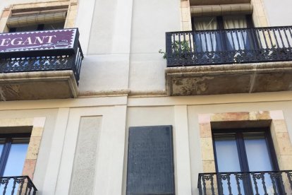 Imagen de la placa en honor al arquitecto de la Rambla Nova.