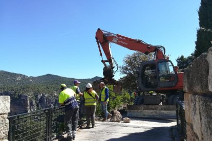 Les obres als aparcaments de Siurana, ahir, en plena activitat fins al juny.