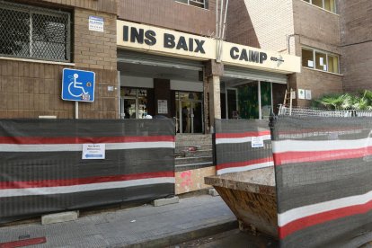 Operaris avanzan desde hace unos días en los trabajos en el Instituto Baix Camp.