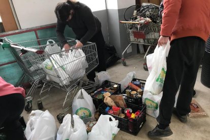 Membres del Banc Obrer es dediquen a recaptar aliments i a donar-los a qui els necessita.