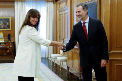 La portaveu de JxCAT al Congrés, Laura Borràs, amb el rei Felip VI a La Zarzuela.