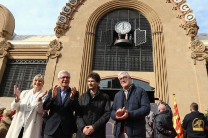 Ballesteros, flanquejat per Ferrando i Serramià, aplaudeix la primera sortida del carilló.