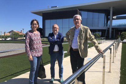 Ballesteros, con los concejales Begoña Floria y Francesc Roca, en las puertas de las oficinas de Ematsa.