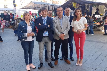 José Luis Martín (al mig), rodejat del seu equip de campanya.