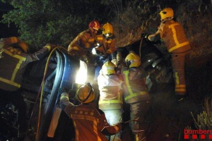 Imagen de los Bomberos trabajando en la excarcelación de los dos heridos.