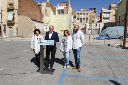 El programa de Junts per Reus per al 26-M contempla, en matèria d'habitatge, la «creació de 1.000 pisos de lloguer social destinats a joves i persones grans». L'alcaldable de la formació, Carles Pellicer, destacava ahir des del barri del Carme la capacitat de gestió de l'Ajuntament i Redessa en l'àmbit immobiliari i subratllava la necessitat de generar sortides noves després que el parc hagi assolit el 100% d'ocupació. Donar un impuls a la bossa d'habitatge municipal i estudiar l'aplicació de bonificacions en l'IBI per als qui cedeixin pisos a l'Ajuntament, a més d'analitzar si l'Ajuntament es pot fer càrrec d'algunes millores a canvi de llogar-los, són altres mesures que Junts per Reus planteja.  
Pellicer aposta igualment per «cedir solars del paquet municipal a promotores que estiguin disposades a aixecar habitatges que siguin de lloguer assequible». Construir, però, no resulta l'única alternativa per ampliar la xifra de pisos –a la ciutat n'hi ha, actualment, uns 160 de protecció oficial– sinó que Junts per Reus veu també viable la compra de blocs ja enllestits o a mig camí d'estar-ho. La promoció de Joan Coromines, que va estar ocupada durant l'estiu del 2017, és una opció tot i que Pellicer ha rebutjat desvetllar-ne d'altres per tal de «poder treballar-les amb la necessària calma». «Tenim una demanda molt elevada en els sectors dels joves, que no poden emancipar-se, i de la gent gran que viu sola, que necessita unes condicions específiques», concloïa ahir l'alcaldable.