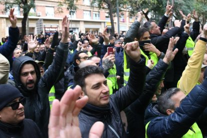 Plano general de taxistas gritando a la huelga, el viernes 18 de enero del 2019.