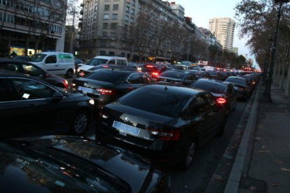 Imagen de los coches VTC ocupando la Diagonal el 21 de enero del 2019.