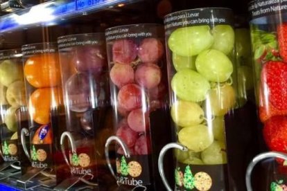 Imagen de una máquina de vending con fruta.