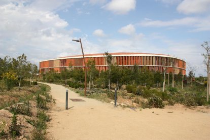 Pla general del parc de l'Anella Mediterrània, amb el Palau d'Esports al fons.