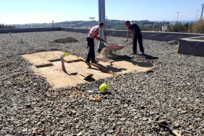 Las obras se prevé que duren tres días y pongan solución a las filtraciones de agua que han estropeado parte del techo y las paredes de las aulas.