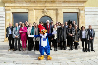 Pla general dels signants del conveni Corner a les portes de la Diputació de Tarragona. Imatge del 18 de gener del 2019 (Horitzontal).