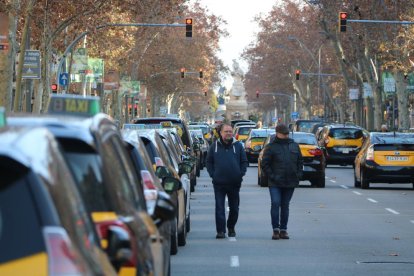 Taxis ocupant els carrils centrals de la Gran Via.